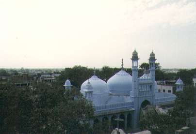 手前の水色の建物は、回教徒さんのモスクです。