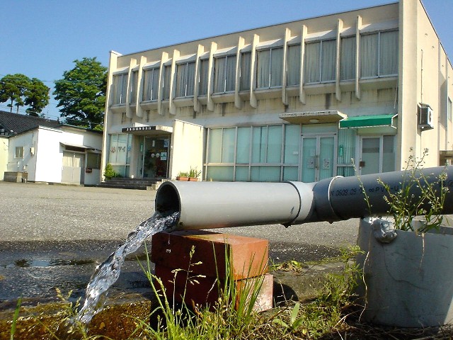 JA高岡小勢支店前の水(小勢小学校跡地の水)