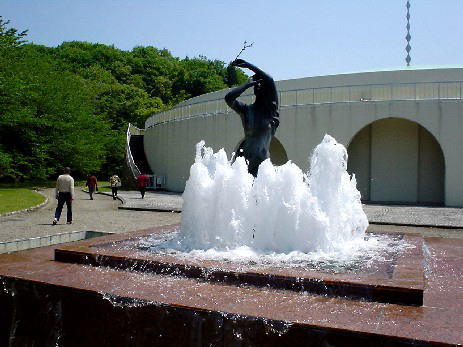 「龍梅水の女神」像
